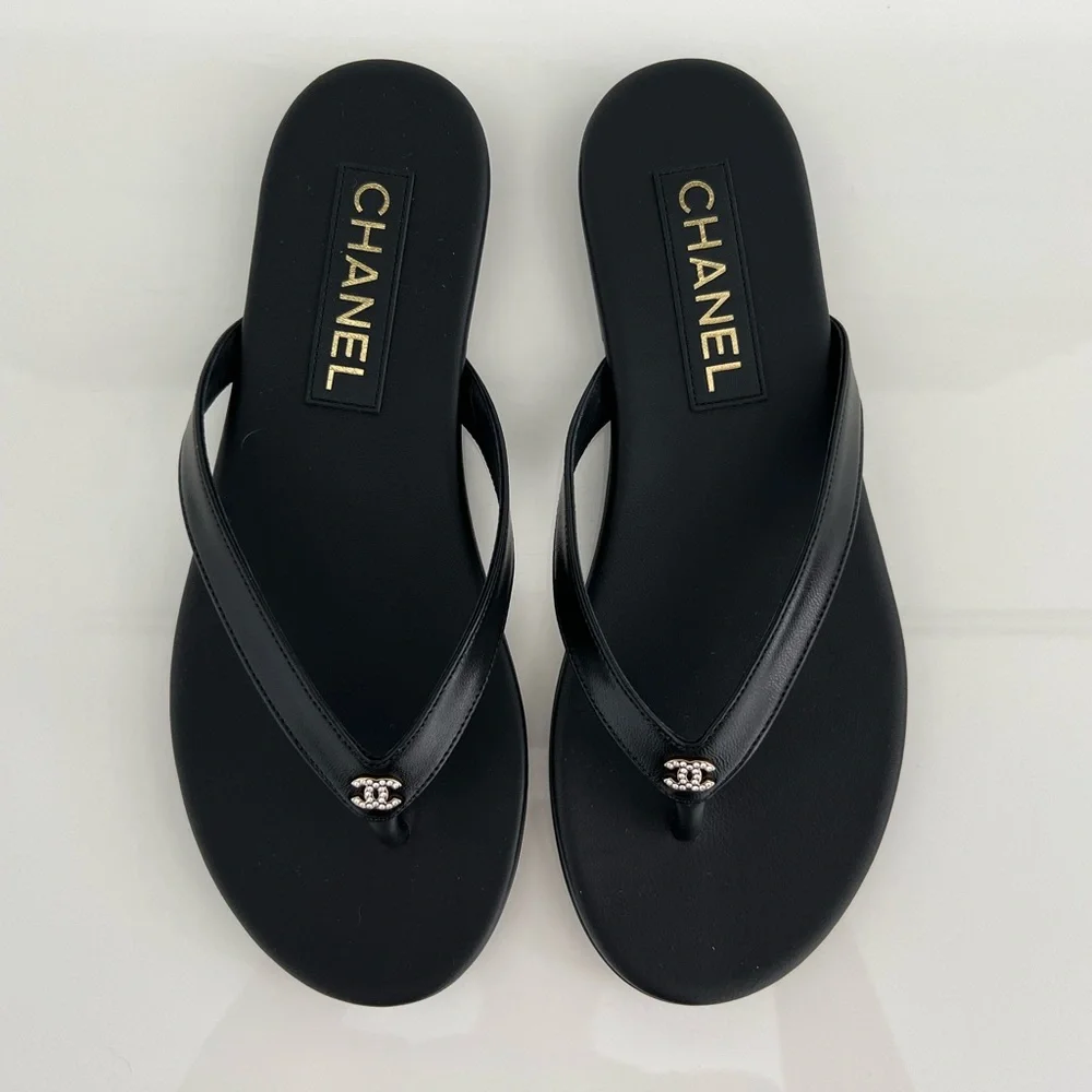 CHANEL 25A CC CRYSTAL BLACK LEATHER THONG SANDALS SIZE IT 37.5 / US 7.5 NIB!